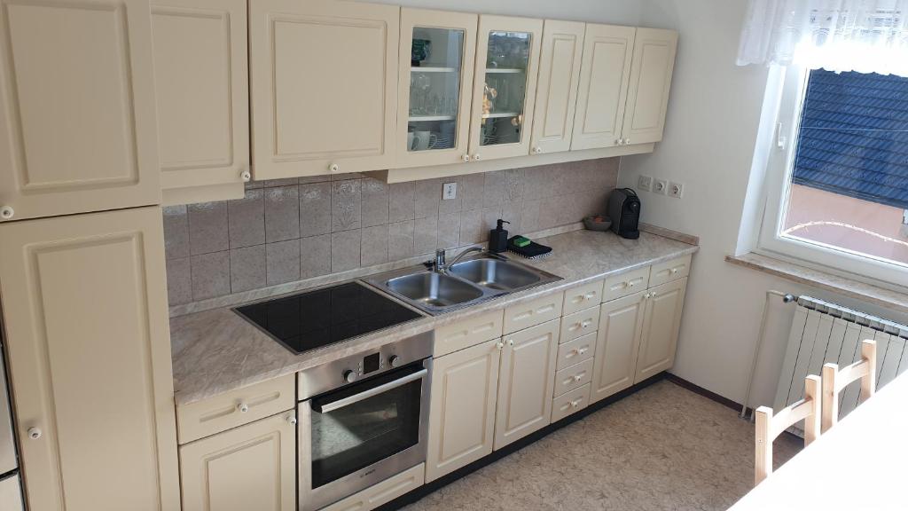 Kuchyň nebo kuchyňský kout v ubytování Apartma Vovk