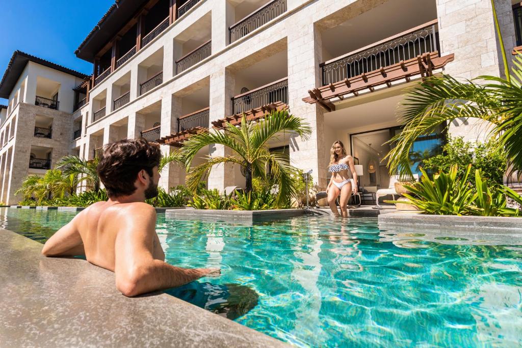Bazén v ubytování Unique Club at Lopesan Costa Bávaro Resort nebo v jeho okolí