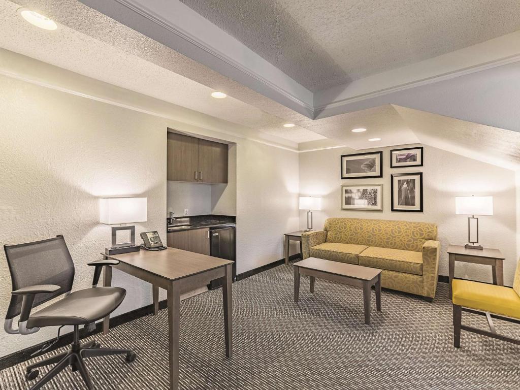 La Quinta by Wyndham Austin at The Domain - Deluxe King Suite