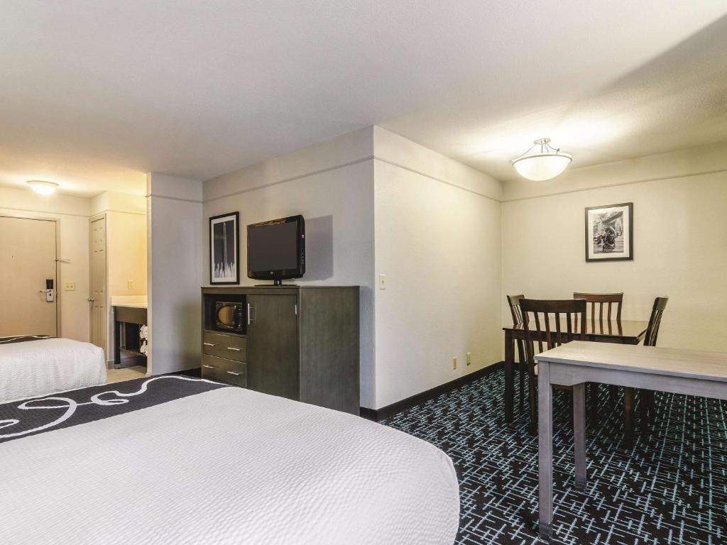 La Quinta by Wyndham Kansas City Airport - Deluxe King Room - No Fumadores