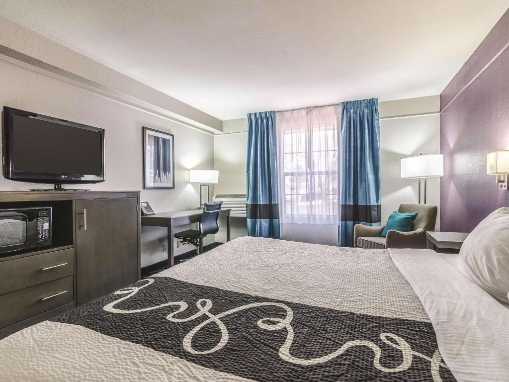La Quinta by Wyndham Kansas City Airport - King Studio Suite - No Fumar