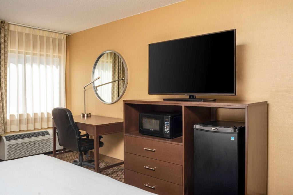 Clarion Pointe Harrisonburg - Habitación Con Cama Extragrande - No Fumadores