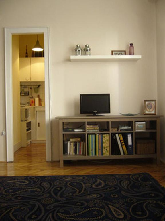 A television and/or entertainment centre at Home Away Apartment