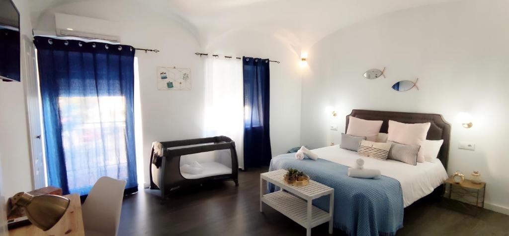 a bedroom with a bed with a blue blanket at Apartamento Circo Romano- con vistas al Circo Petfriendly in Merida