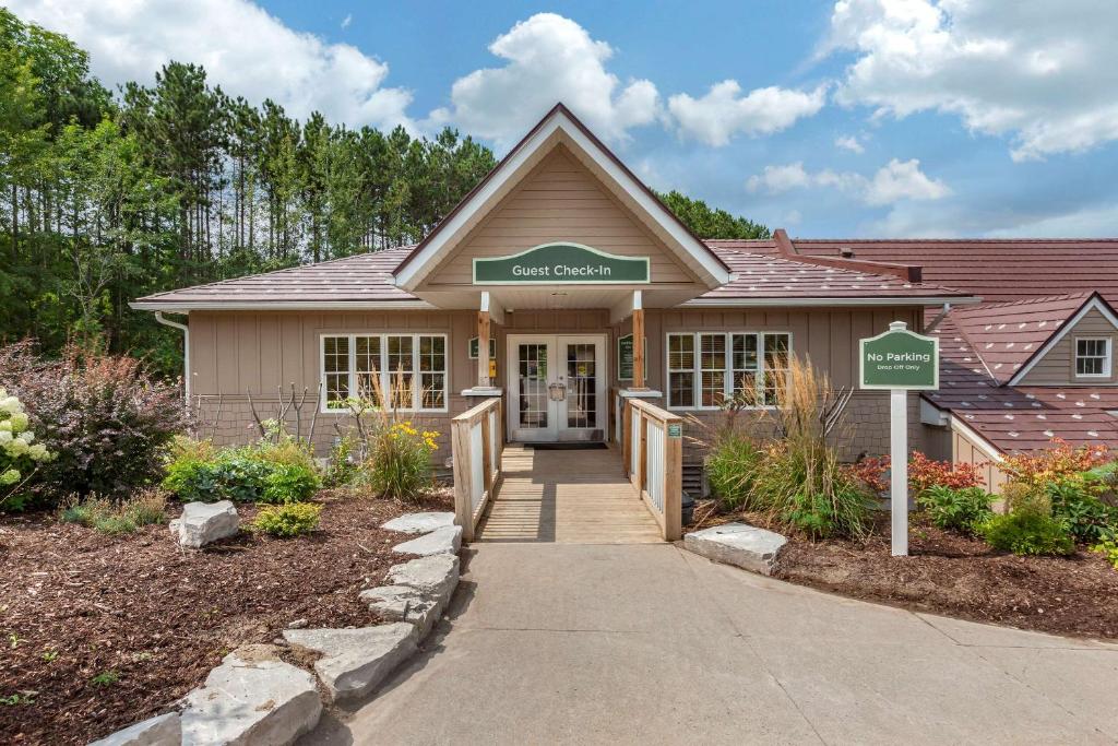 ein Haus mit einem Schild davor in der Unterkunft Carriage Ridge Resort, Ascend Hotel Collection in Oro-Medonte