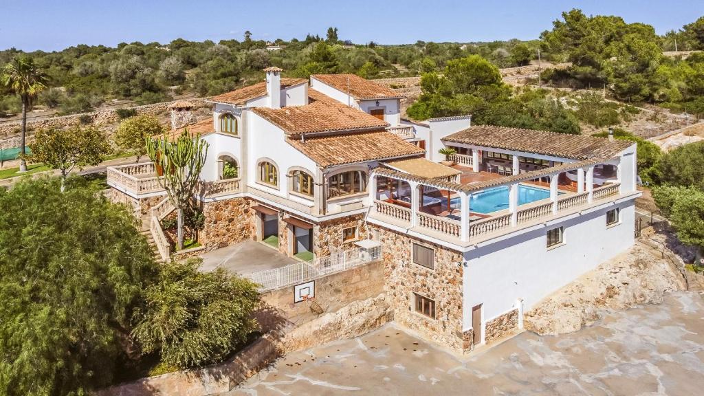 een luchtzicht op een groot wit huis bij Rustica s'Aranjassa in Palma de Mallorca