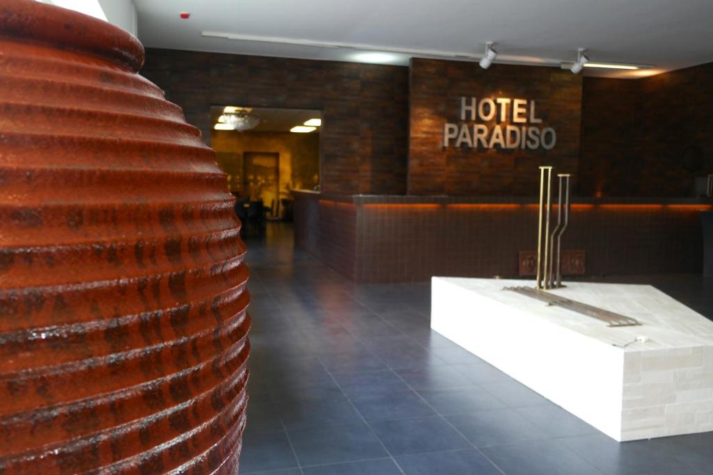 eine Backsteinwand in einer Lobby mit einem Hotelprotoso in der Unterkunft Hotel Paradiso in Noventa Padovana