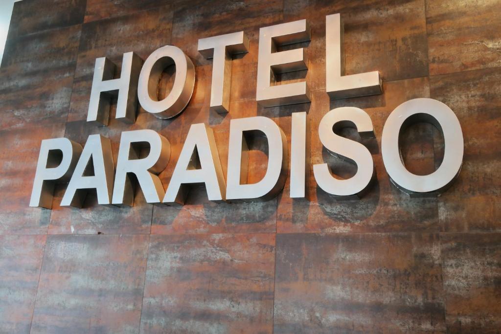 Certificato, attestato, insegna o altro documento esposto da Hotel Paradiso