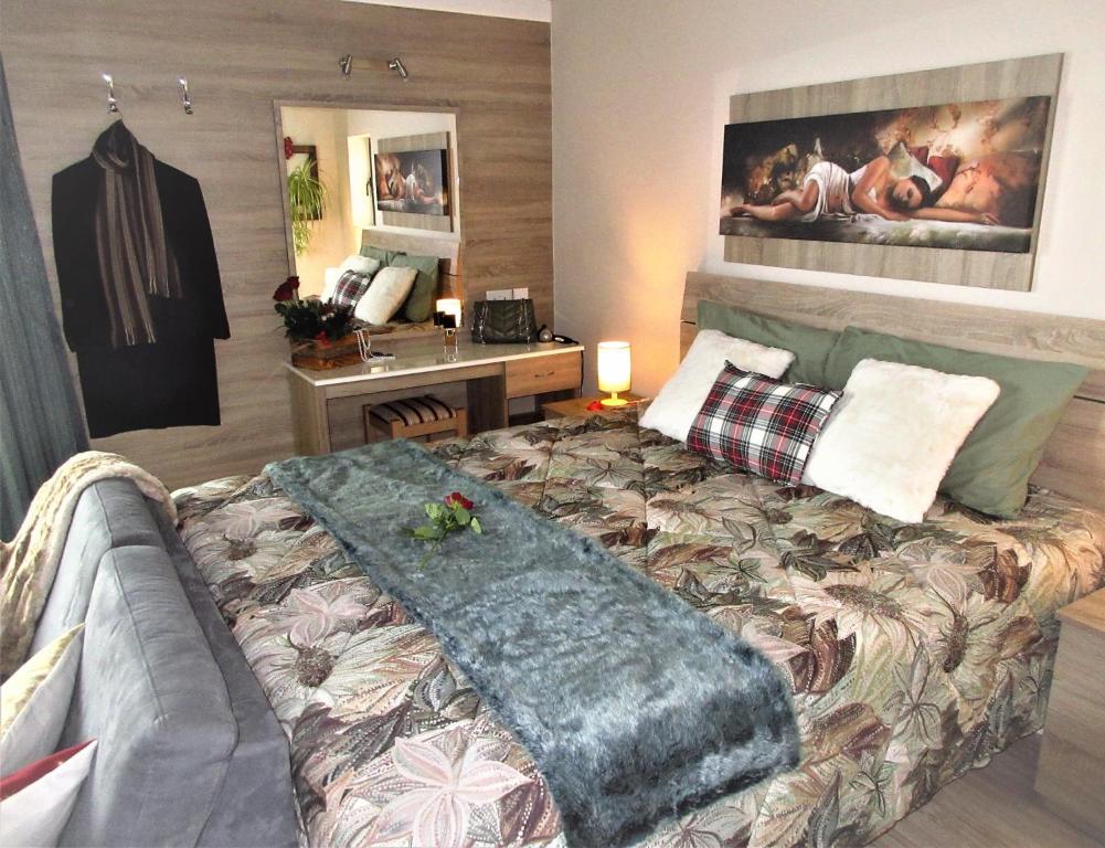 Postel nebo postele na pokoji v ubytování Marsalforn Sea View Beachfront Studio Apartment
