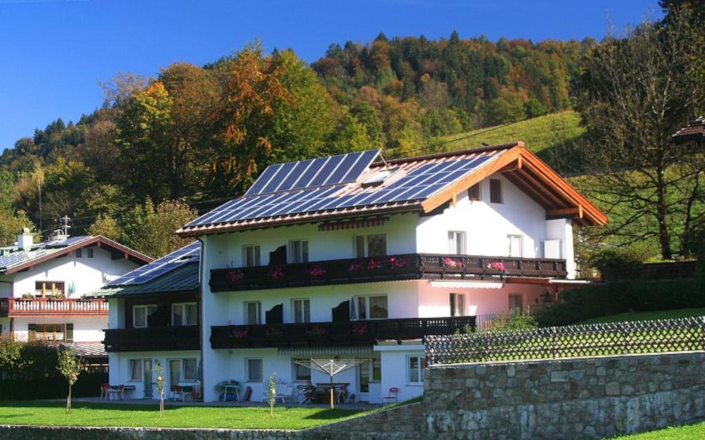 una casa con paneles solares en el techo en Ferienwohnung Haus Heimattreu, en Schönau am Königssee