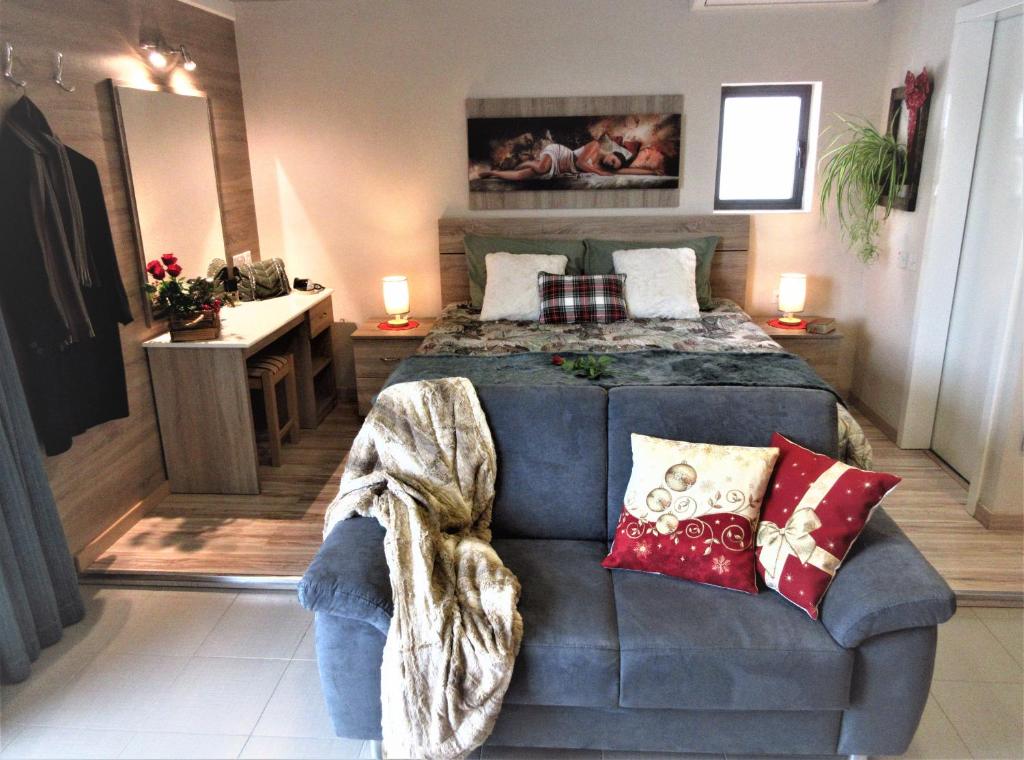 Posezení v ubytování Marsalforn Sea View Beachfront Studio Apartment