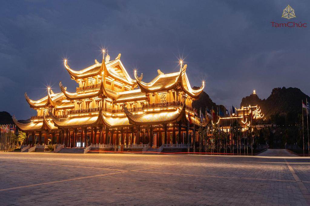 duży budynek jest oświetlony w nocy w obiekcie Tam Chuc Complex w mieście Kim Bảng