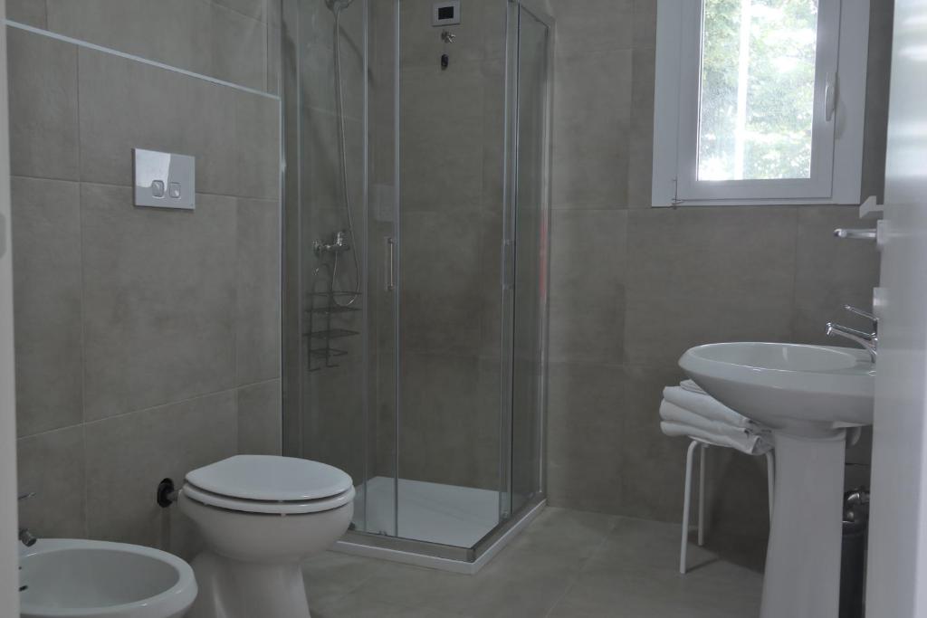 un bagno con doccia, WC e lavandino di Hotel Paradiso a Noventa