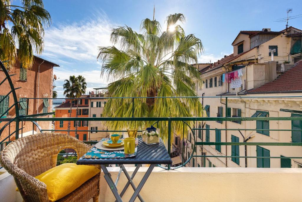 una mesa en un balcón con vistas a la ciudad en Casa Gloria, en San Remo