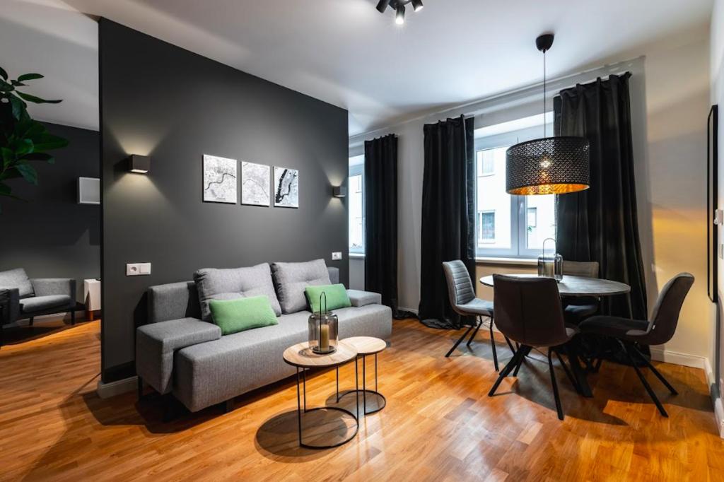uma sala de estar com um sofá e uma mesa em Authentic apartment next to Schwedenplatz em Viena