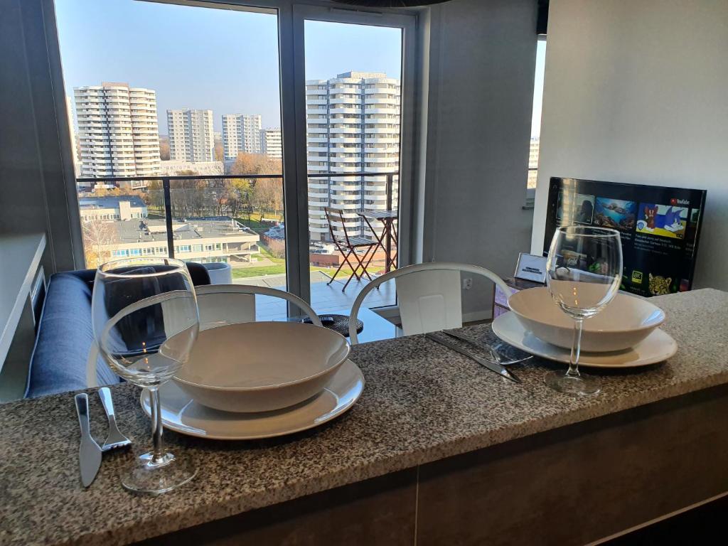 Fotografia z galérie ubytovania APARTAMENT WŚRÓD 1000cy ŚWIATEŁ - z parkingiem w hali garażowej- duży balkon z leżakami - piekny widok nocą na panoramę Tysiaclecia v Katoviciach