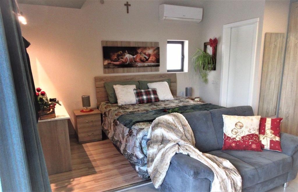 Postel nebo postele na pokoji v ubytování Marsalforn Sea View Beachfront Studio Apartment