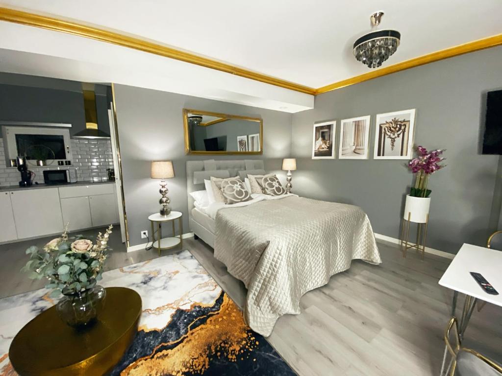 um quarto com uma cama e uma mesa em Killeröd Boutique Apartments em Båstad