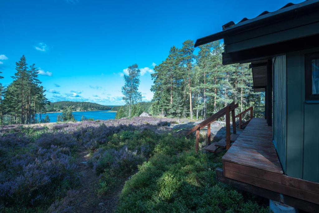 EdsbrukにあるHuset Söderskogen - SWEEDS Loftahammarの湖の景色を望むデッキ付きのキャビンです。