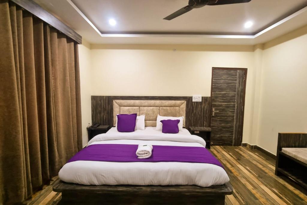 Postel nebo postele na pokoji v ubytování JK Hotel Dharamshala