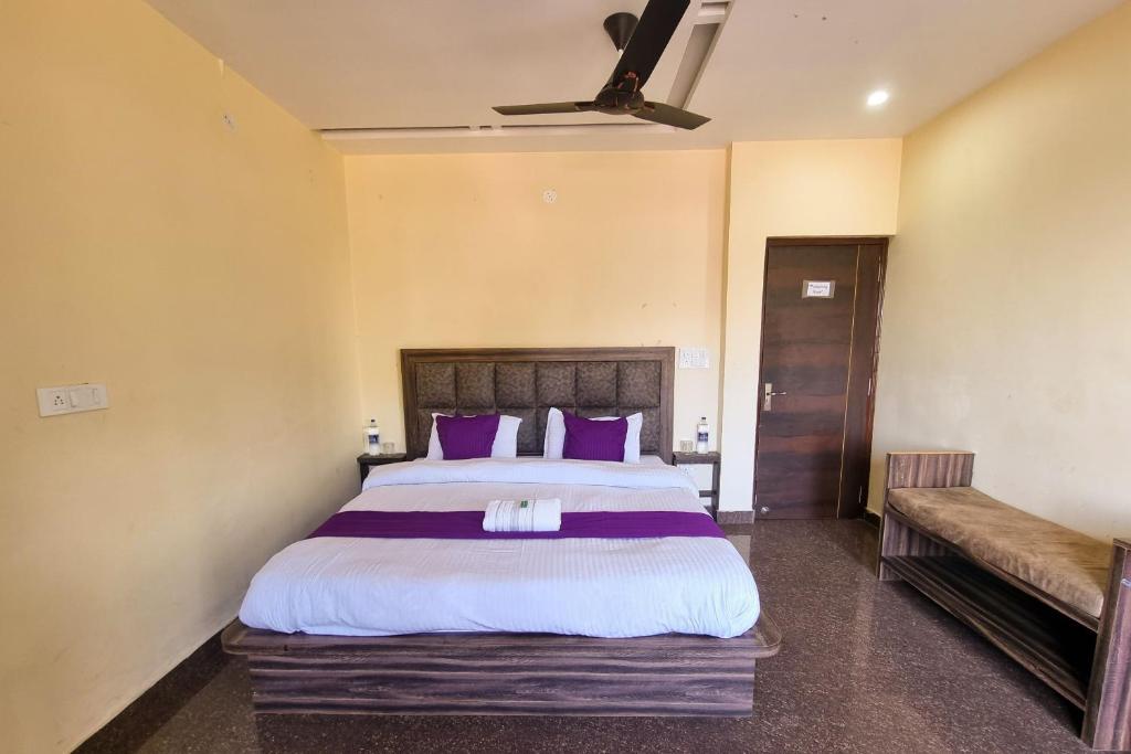 Postel nebo postele na pokoji v ubytování JK Hotel Dharamshala