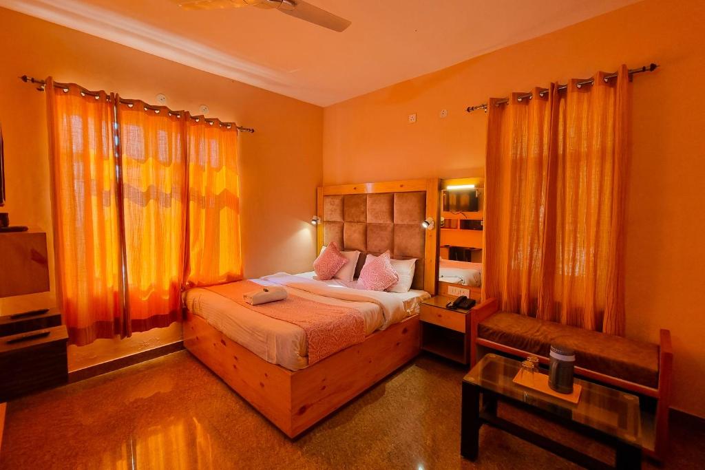 Postel nebo postele na pokoji v ubytování JK Hotel Dharamshala