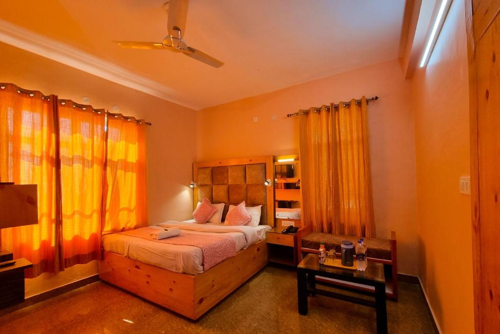 Postel nebo postele na pokoji v ubytování JK Hotel Dharamshala