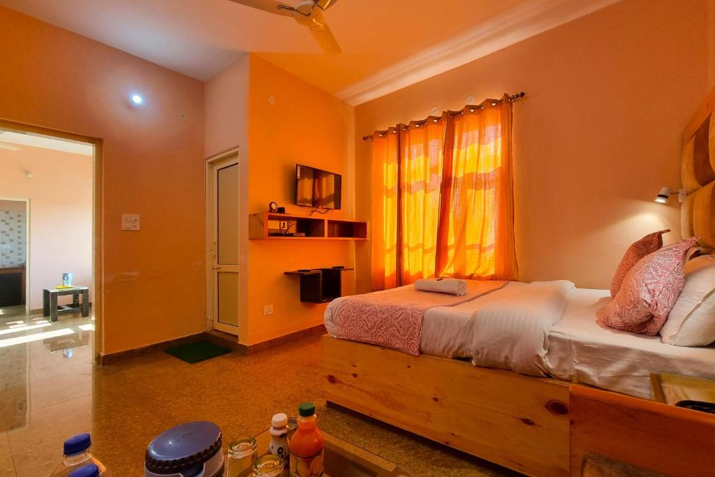 Postel nebo postele na pokoji v ubytování JK Hotel Dharamshala