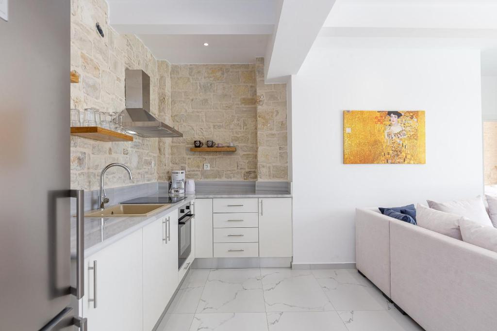 Kuchyň nebo kuchyňský kout v ubytování Mythos villas