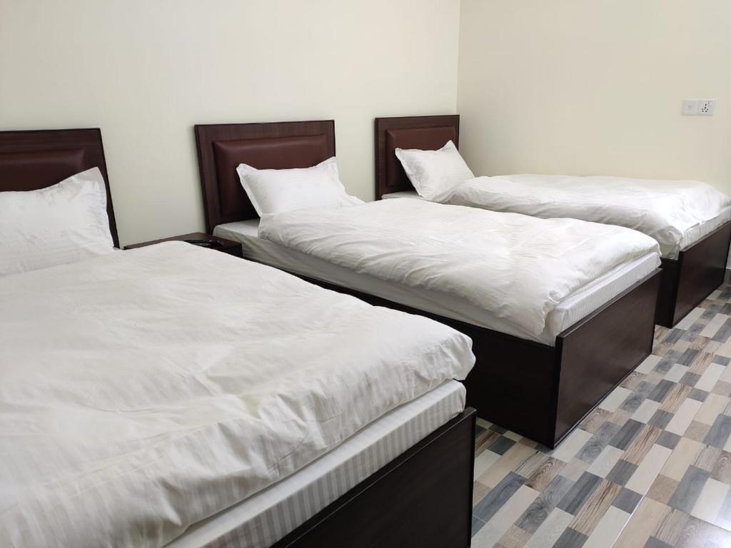 Postel nebo postele na pokoji v ubytování Pashupati View Hotel