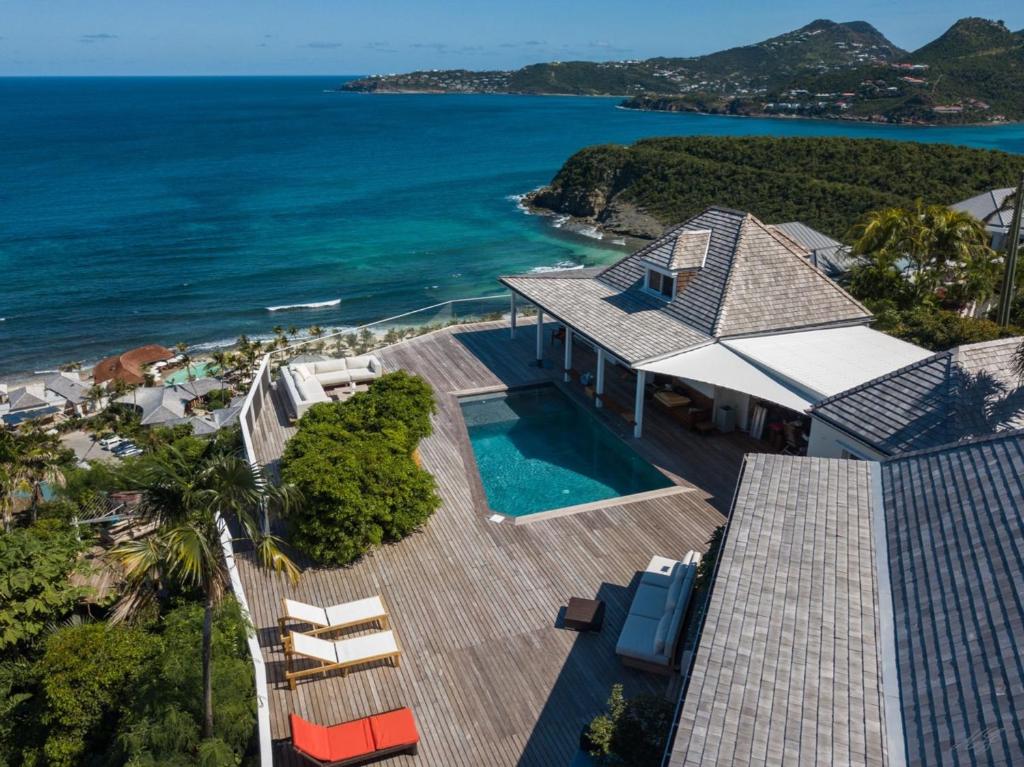 - une vue aérienne sur une maison avec une piscine et l'océan dans l'établissement Dream Villa Anse des Cayes 755, à Saint Barthelemy