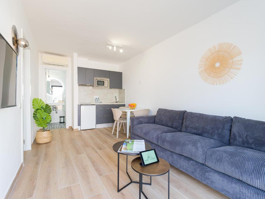 Svetainės erdvė apgyvendinimo įstaigoje HomeForGuest Moderno Apartamento en Corralejo