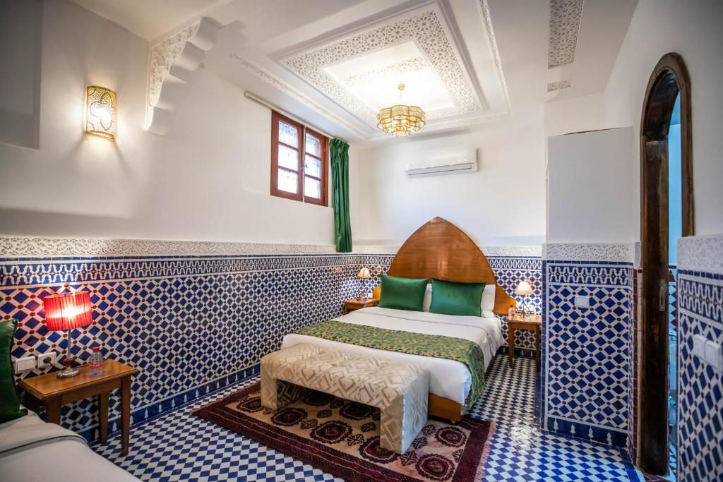 Postel nebo postele na pokoji v ubytování Riad Dilar Fes & Spa