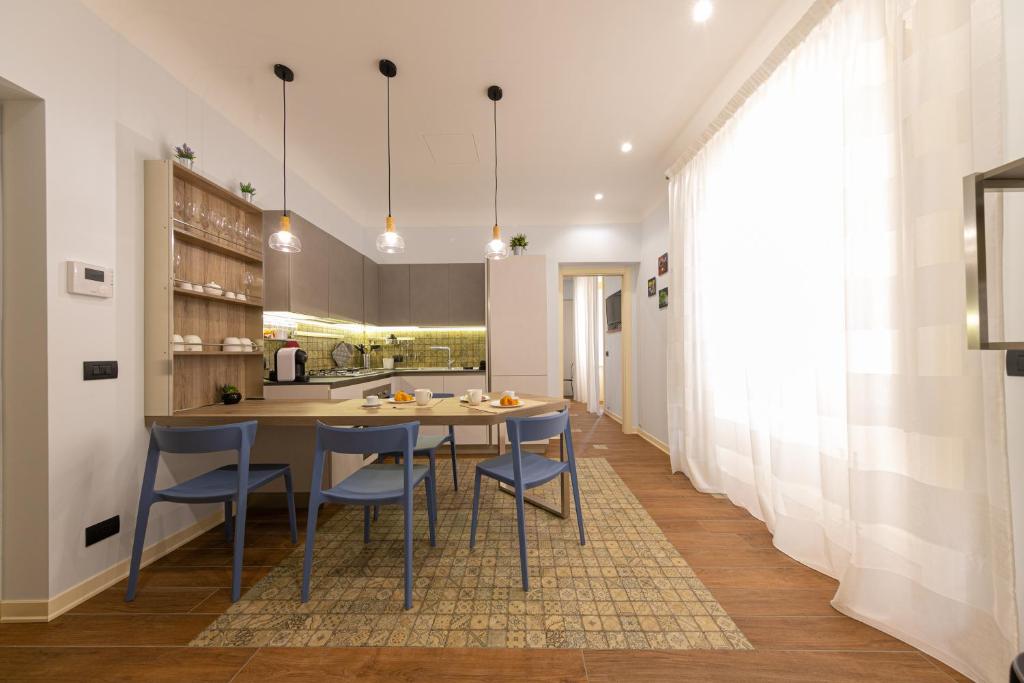 een keuken en eetkamer met een tafel en stoelen bij Duomo Suite in Cefalù