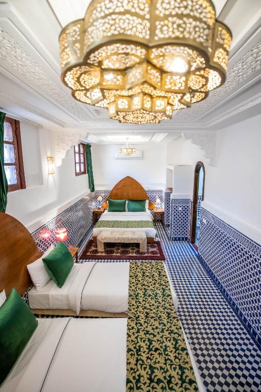 Postel nebo postele na pokoji v ubytování Riad Dilar Fes & Spa