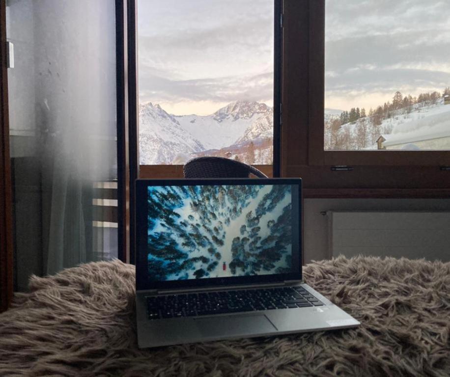 Nespecifikovaný výhled na hory nebo výhled na hory při pohledu z hotelu