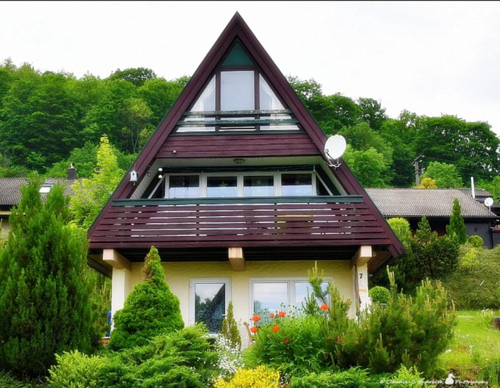 une maison avec un toit en gambrel dans l'établissement Ferienwohnung Kling, à Bischofsheim an der Rhön
