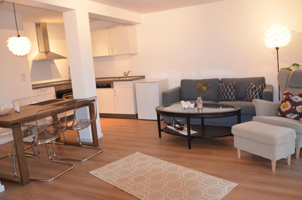 sala de estar con sofá y mesa en Ferienwohnung Bad Fredeburg, en Schmallenberg