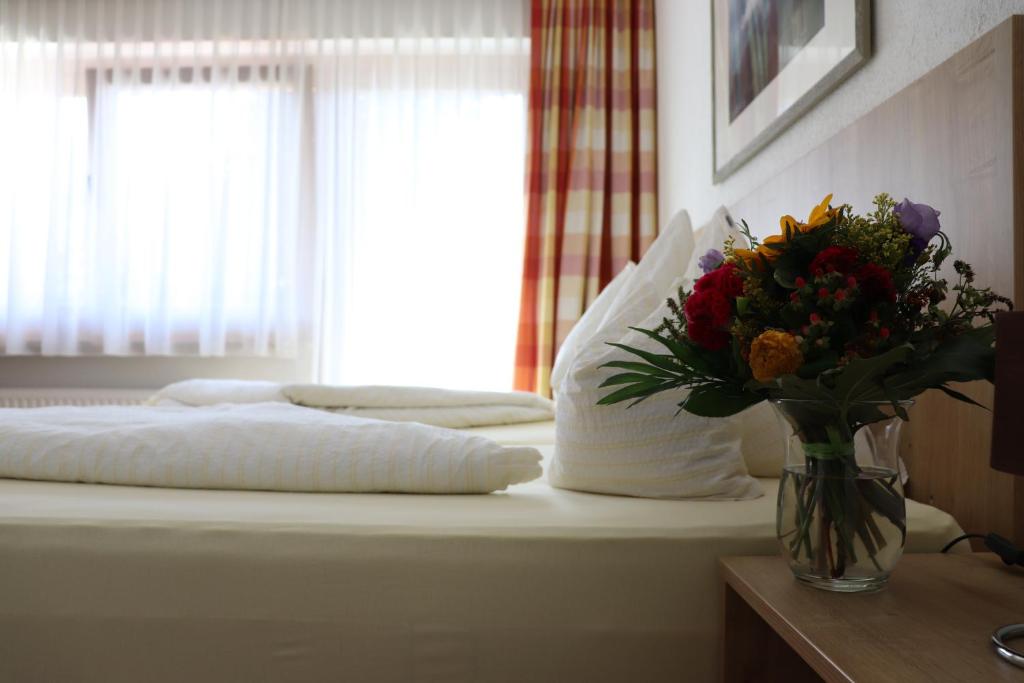 Postel nebo postele na pokoji v ubytování Hotel Theresia Garni