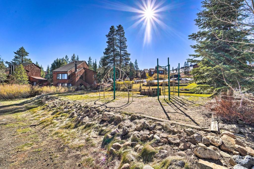 Zahrada ubytování Walk to Ski Resort Tahoe Donner Studio with Balcony
