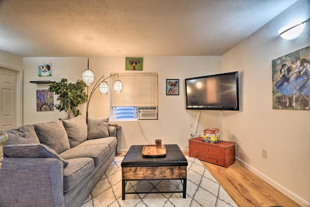 ein Wohnzimmer mit einem Sofa und einem TV in der Unterkunft Westminster Escape about 10 Miles to Downtown Denver! in Westminster