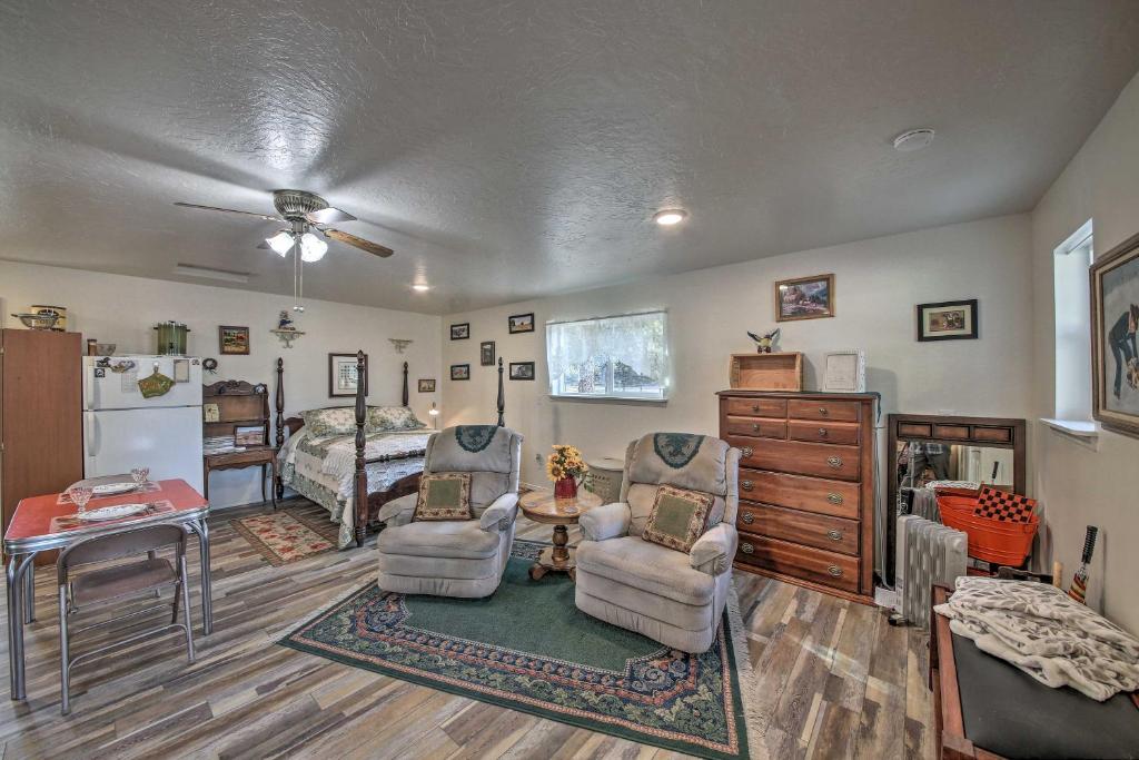 uma sala de estar com 2 cadeiras e um quarto em Pet-Friendly Libby Cottage with Mountain Views! em Libby