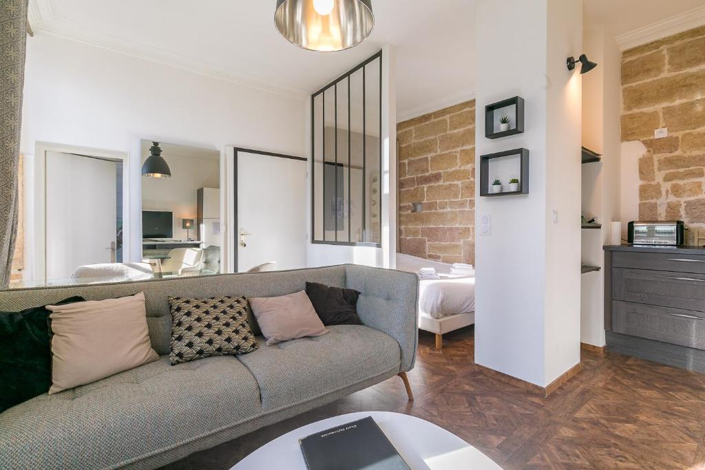 - un salon avec un canapé et une chambre dans l'établissement Le Saint B au pied de la Cathédrale saint Bénigne, à Dijon