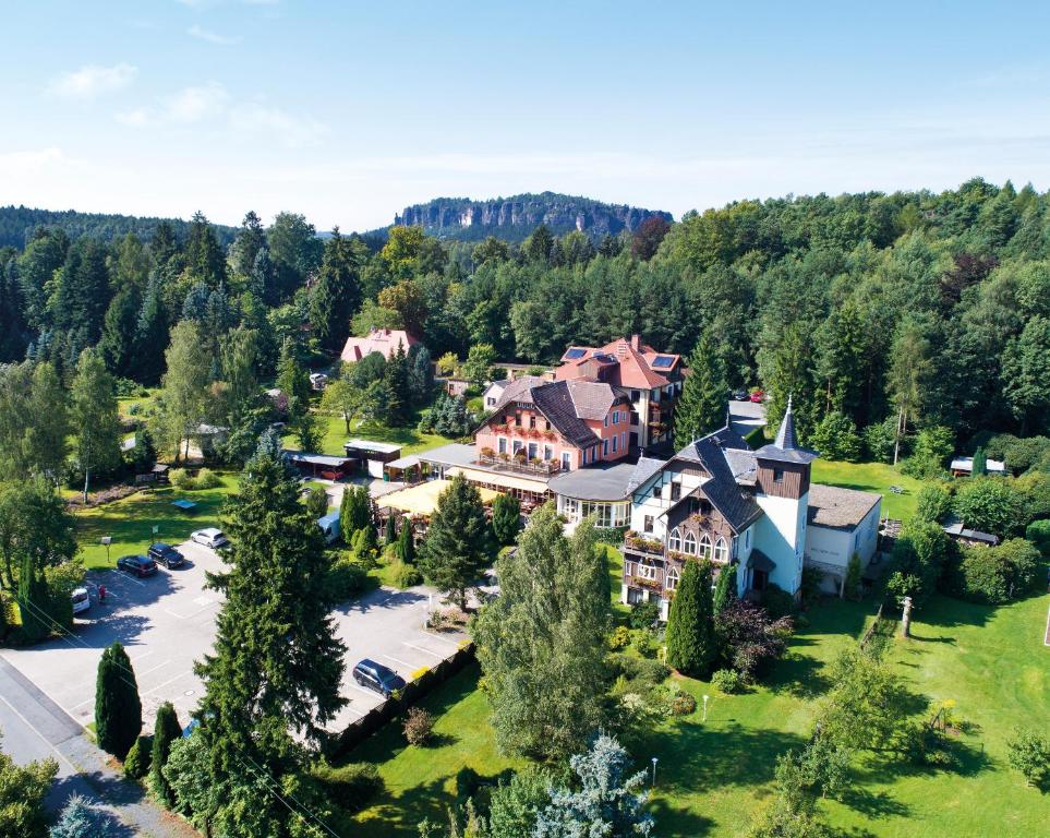 una vista aerea di una grande casa nel bosco di Parkhotel Margaretenhof a Kurort Gohrisch