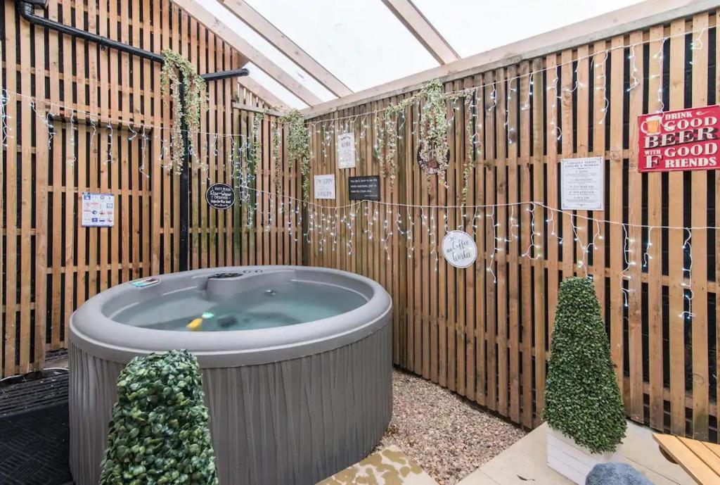 Hidden Hot Tub Retreat Apartment in Nottingham, UK