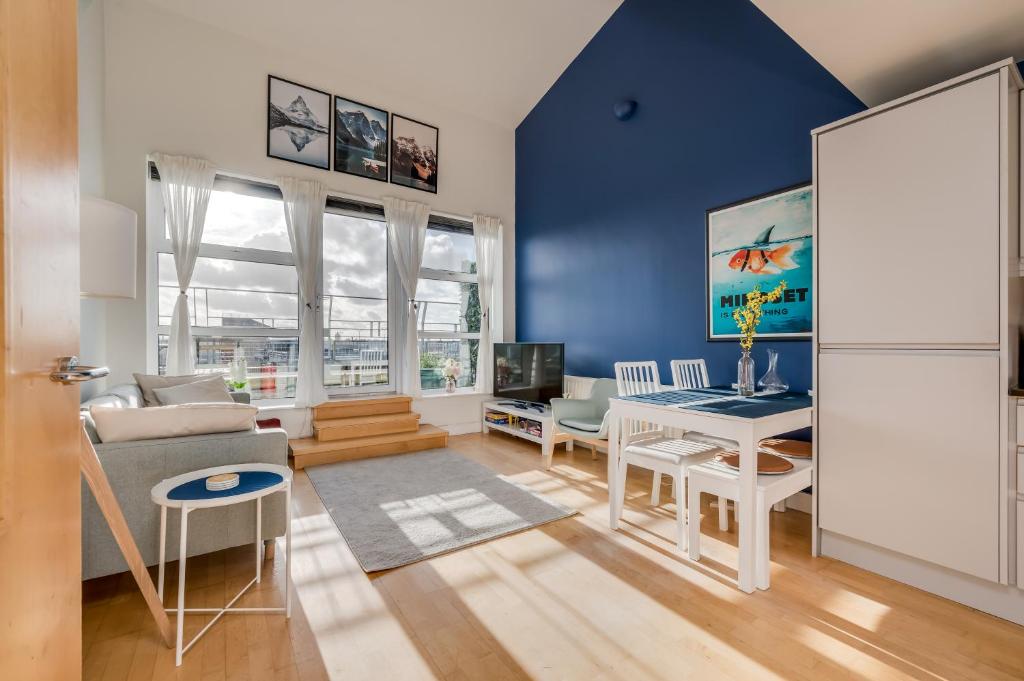 uma sala de estar com uma parede azul em Central Belfast Apartments: Park Avenue em Belfast