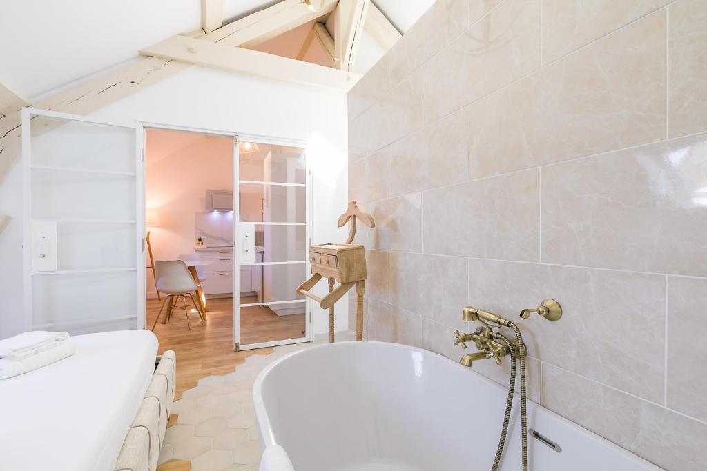 Een badkamer bij LE COSY charme et d&eacute;tente au c&oelig;ur de Dijon