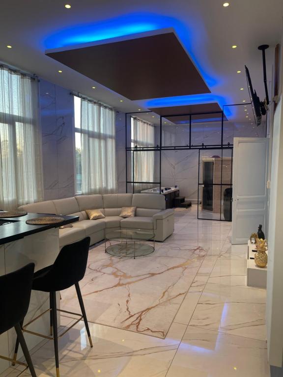 Golden Suite - JACUZZI SAUNA - Housity