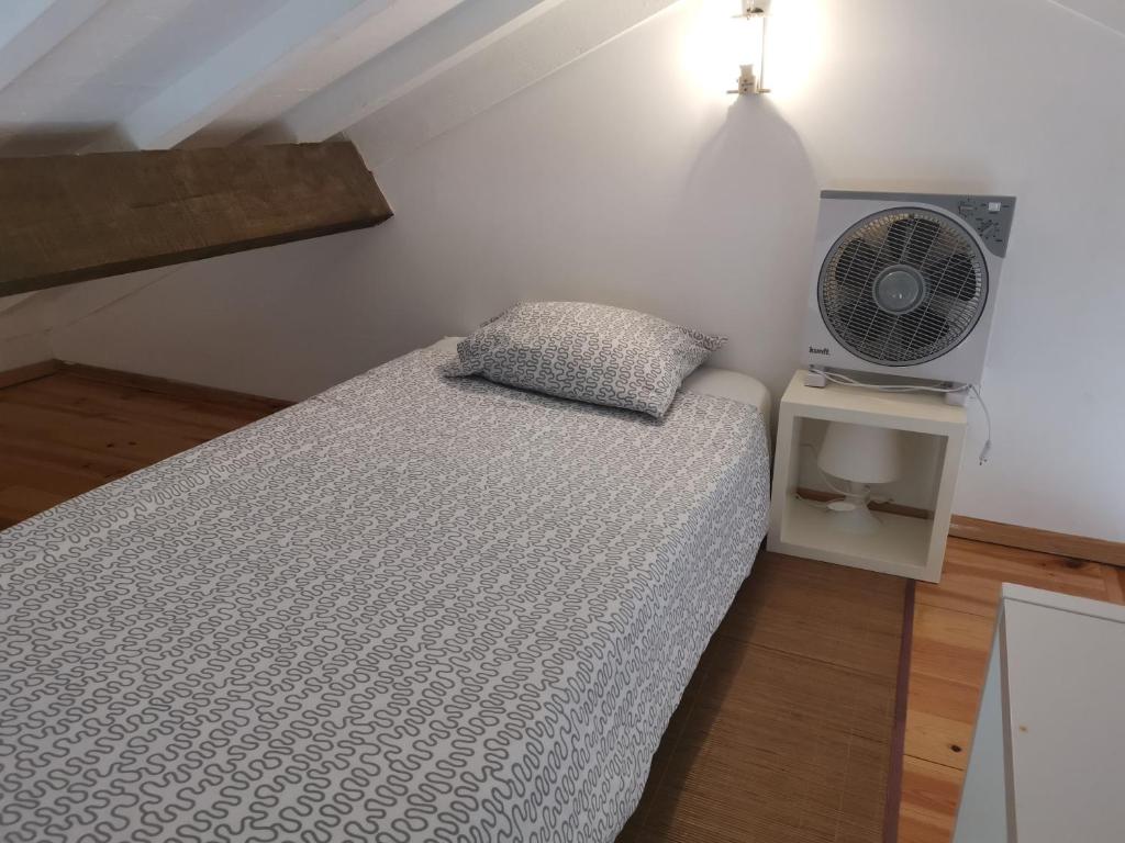 una camera con letto e ventilatore di YOUR PLACE PORTO I a Porto