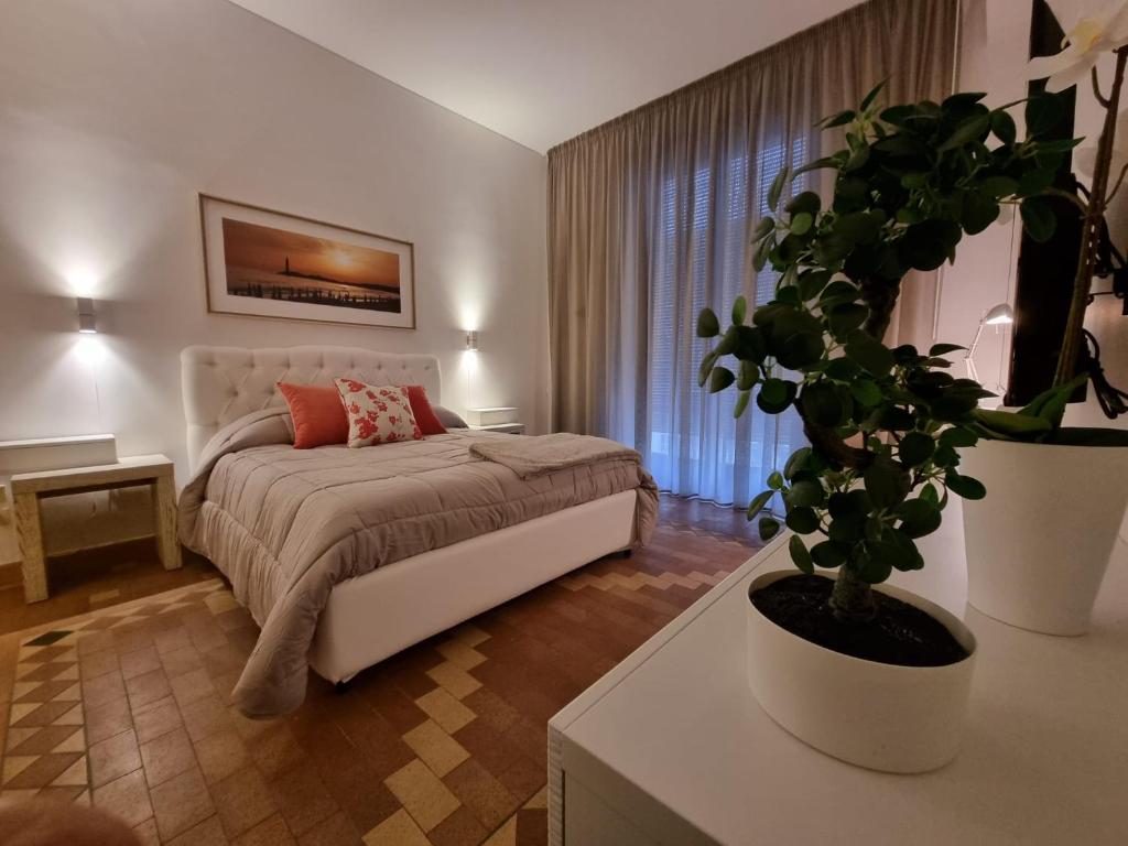una camera con letto e pianta in vaso di GRAFEA Apartment&Rooms Catania a Catania
